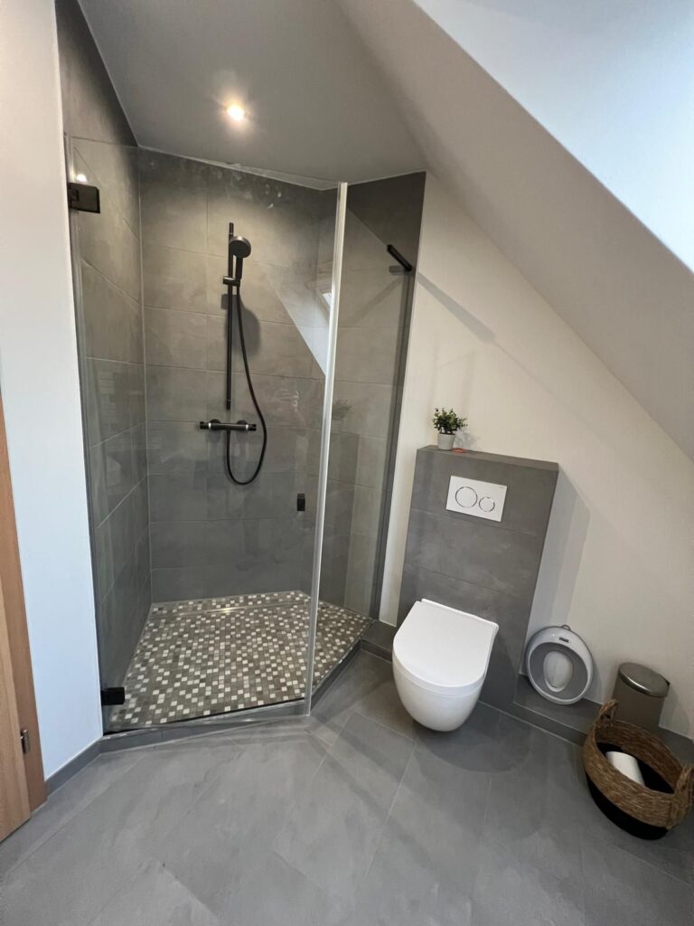 Dusche mit Fliesen in Schieferoptik, Wandnische und Unterputz-Armatur