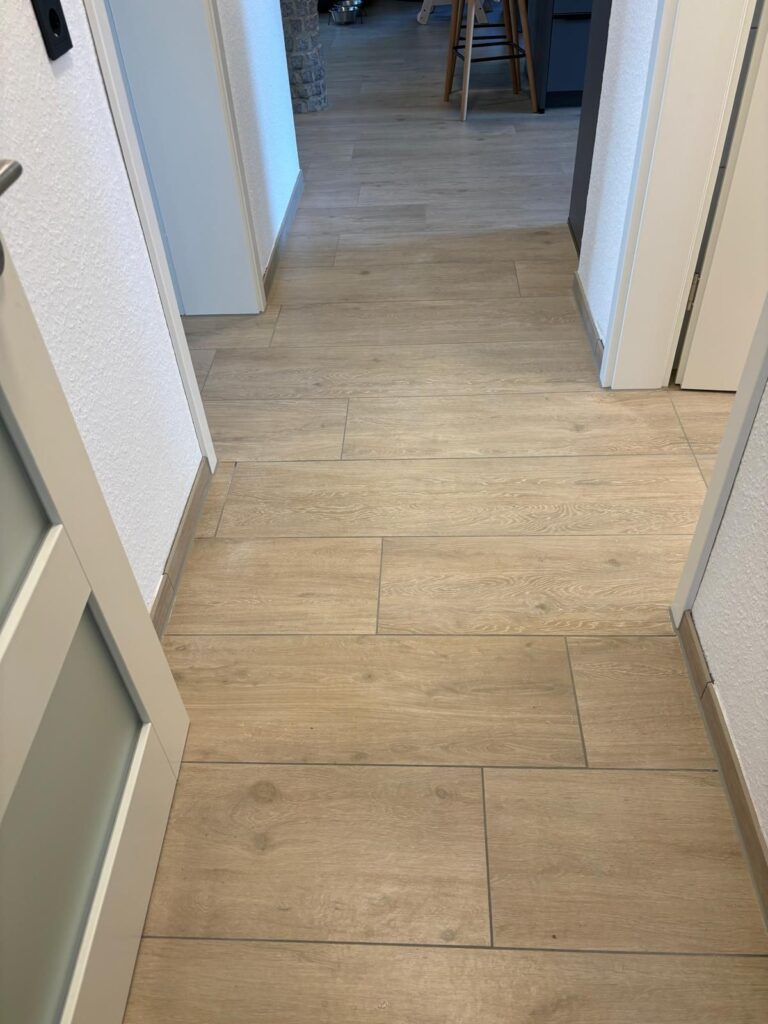 Flur mit großformatigen Bodenfliesen in Holzoptik