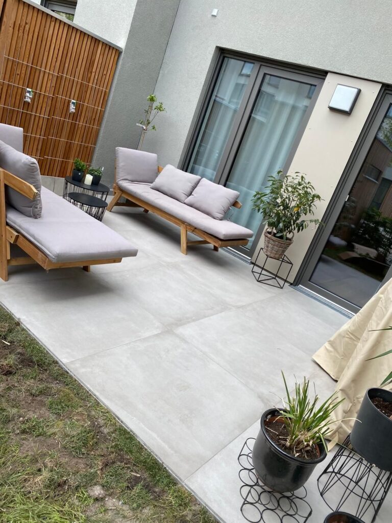 Terrasse mit großformatigen Terrassenplatten in Hannover